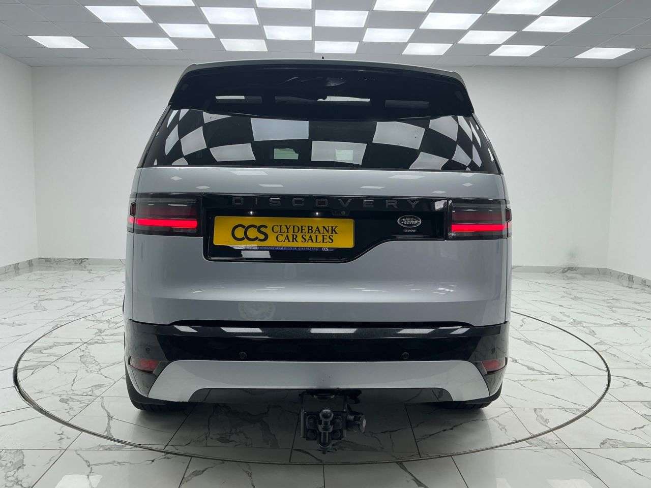 A 2021 LAND ROVER DISCOVERY 3.0 D300 MHEV R-Dynamic HSE SUV 5dr Diesel Auto 4WD Euro 6 (s/s) (300 ps) 7 A 2021 LAND ROVER DISCOVERY 3.0 D300 MHEV R-Dynamic HSE SUV 5dr Diesel Auto 4WD Euro 6 (s/s) (300 ps) 7