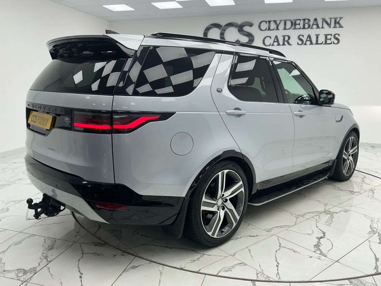 A 2021 LAND ROVER DISCOVERY 3.0 D300 MHEV R-Dynamic HSE SUV 5dr Diesel Auto 4WD Euro 6 (s/s) (300 ps) 7 A 2021 LAND ROVER DISCOVERY 3.0 D300 MHEV R-Dynamic HSE SUV 5dr Diesel Auto 4WD Euro 6 (s/s) (300 ps) 7