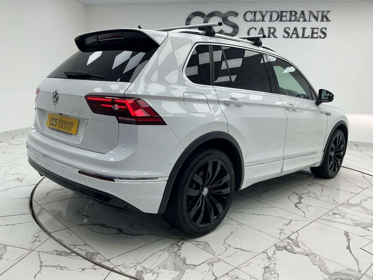 A 2020 VOLKSWAGEN TIGUAN 2.0 TDI R-Line Tech SUV 5dr Diesel DSG Euro 6 (s/s) (150 ps) Reverse And 36 A 2020 VOLKSWAGEN TIGUAN 2.0 TDI R-Line Tech SUV 5dr Diesel DSG Euro 6 (s/s) (150 ps) Reverse And 36