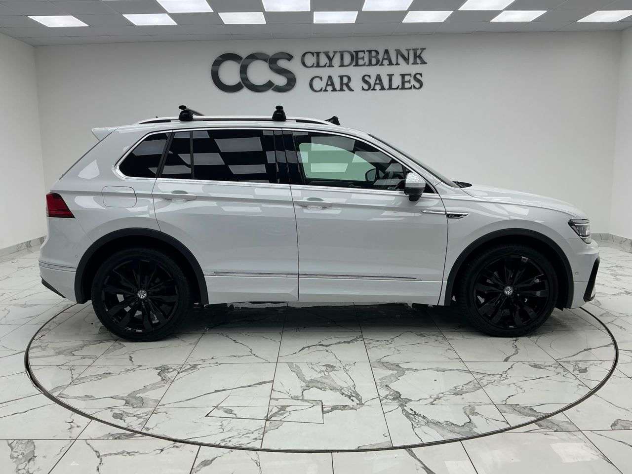 A 2020 VOLKSWAGEN TIGUAN 2.0 TDI R-Line Tech SUV 5dr Diesel DSG Euro 6 (s/s) (150 ps) Reverse And 36 A 2020 VOLKSWAGEN TIGUAN 2.0 TDI R-Line Tech SUV 5dr Diesel DSG Euro 6 (s/s) (150 ps) Reverse And 36