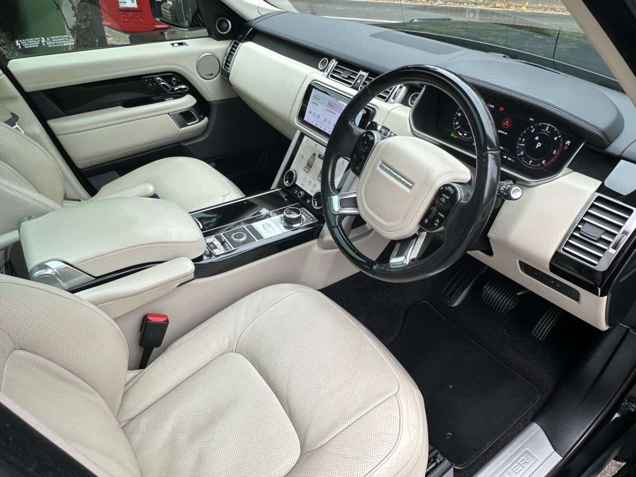 A 2018 LAND ROVER RANGE ROVER SDV6 VOGUE A 2018 LAND ROVER RANGE ROVER SDV6 VOGUE