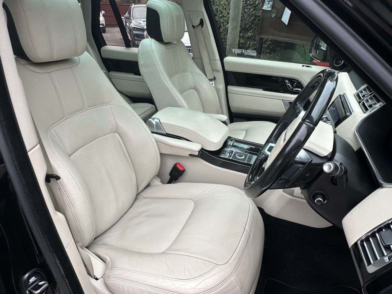 A 2018 LAND ROVER RANGE ROVER SDV6 VOGUE A 2018 LAND ROVER RANGE ROVER SDV6 VOGUE