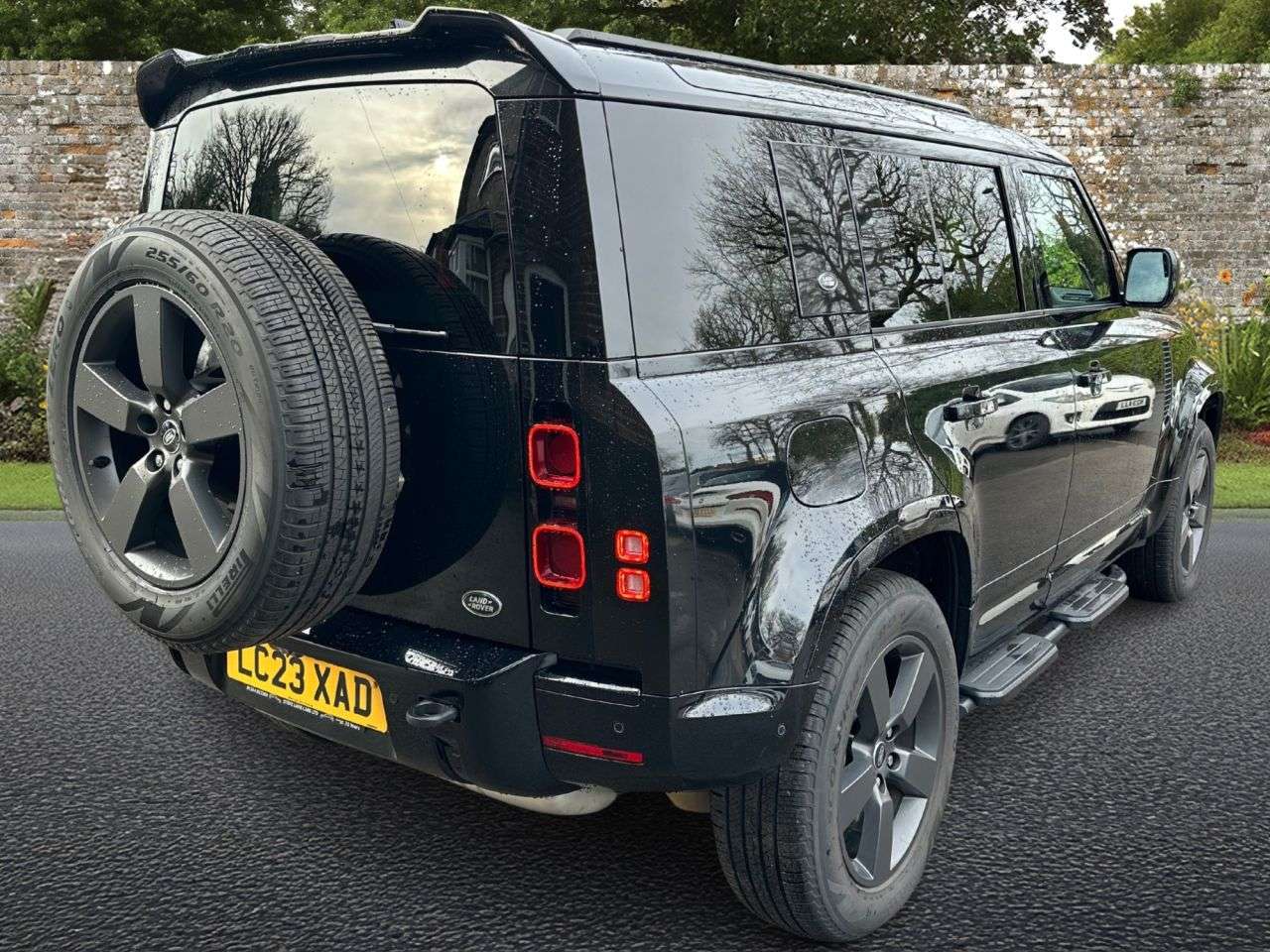 A 2023 LAND ROVER DEFENDER 3.0 D300 MHEV X-Dynamic HSE SUV 5dr Diesel Auto 4WD Euro 6 (s/s) (300 ps) A 2023 LAND ROVER DEFENDER 3.0 D300 MHEV X-Dynamic HSE SUV 5dr Diesel Auto 4WD Euro 6 (s/s) (300 ps)