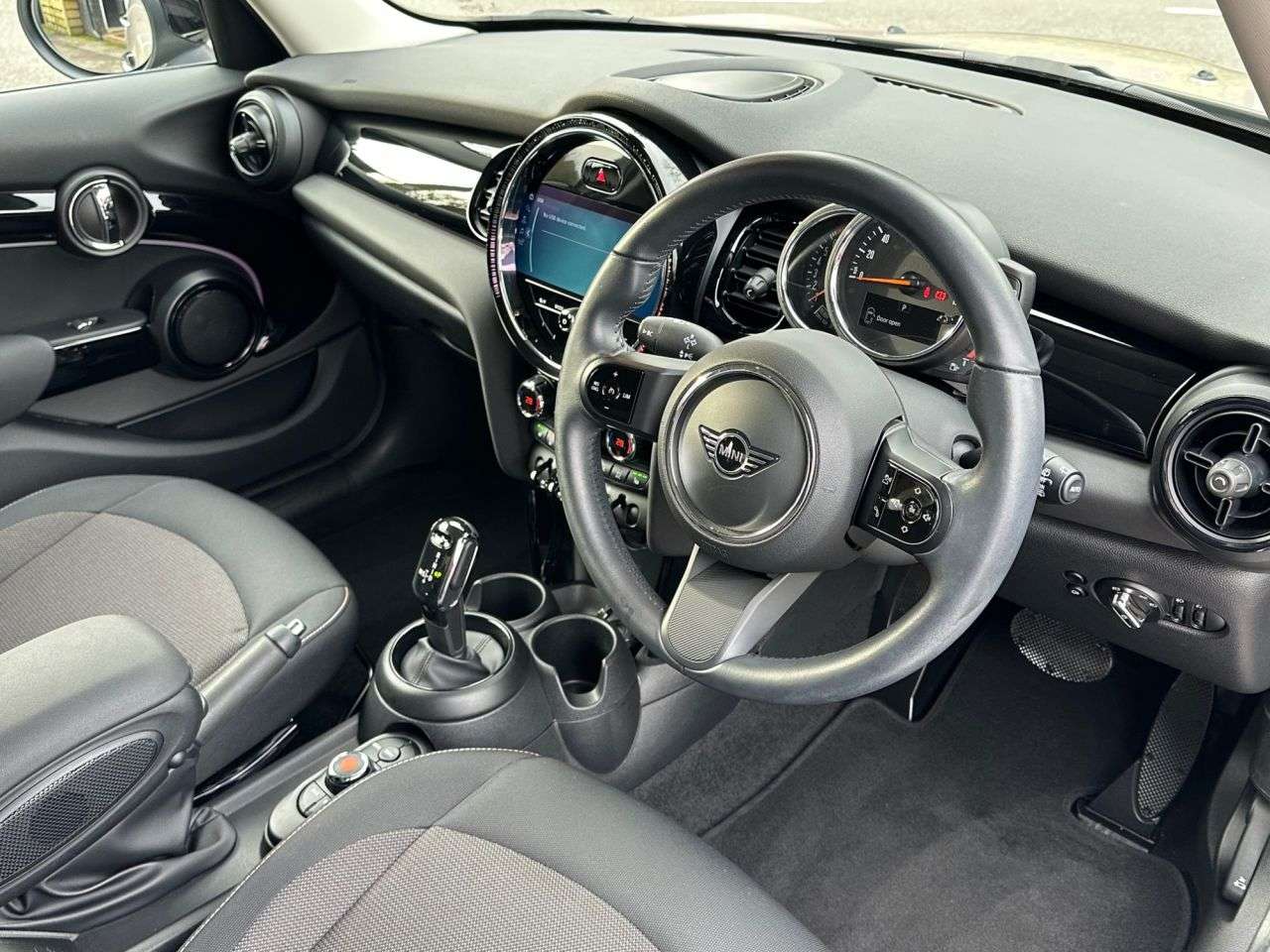 A 2021 MINI HATCH 1.5 Cooper Classic Hatchback 5dr Petrol Steptronic Euro 6 (s/s) (136 ps) A 2021 MINI HATCH 1.5 Cooper Classic Hatchback 5dr Petrol Steptronic Euro 6 (s/s) (136 ps)