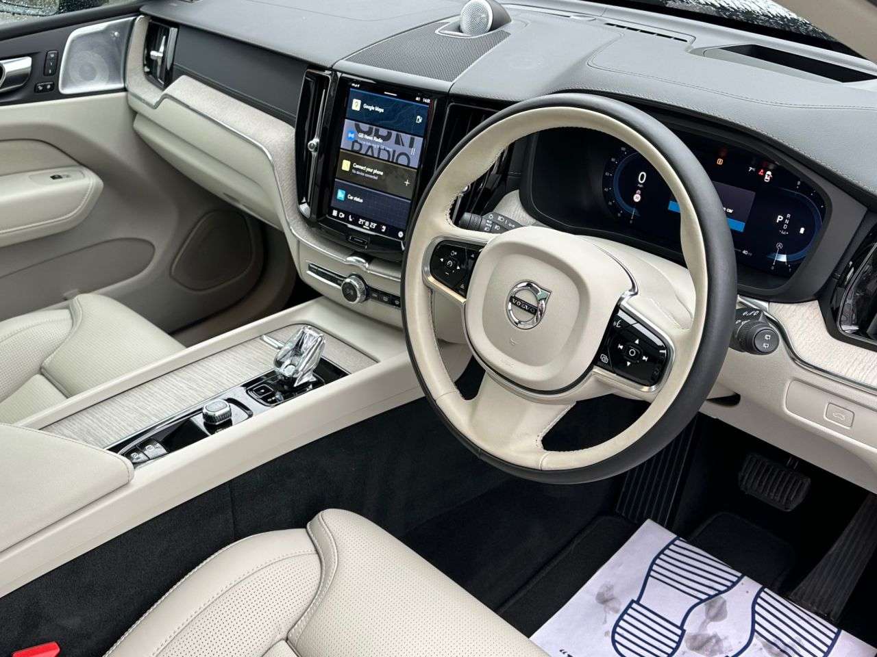 A 2023 VOLVO XC60 2.0 B5 MHEV Ultimate SUV 5dr Petrol Hybrid Auto AWD Euro 6 (s/s) (250 ps) A 2023 VOLVO XC60 2.0 B5 MHEV Ultimate SUV 5dr Petrol Hybrid Auto AWD Euro 6 (s/s) (250 ps)