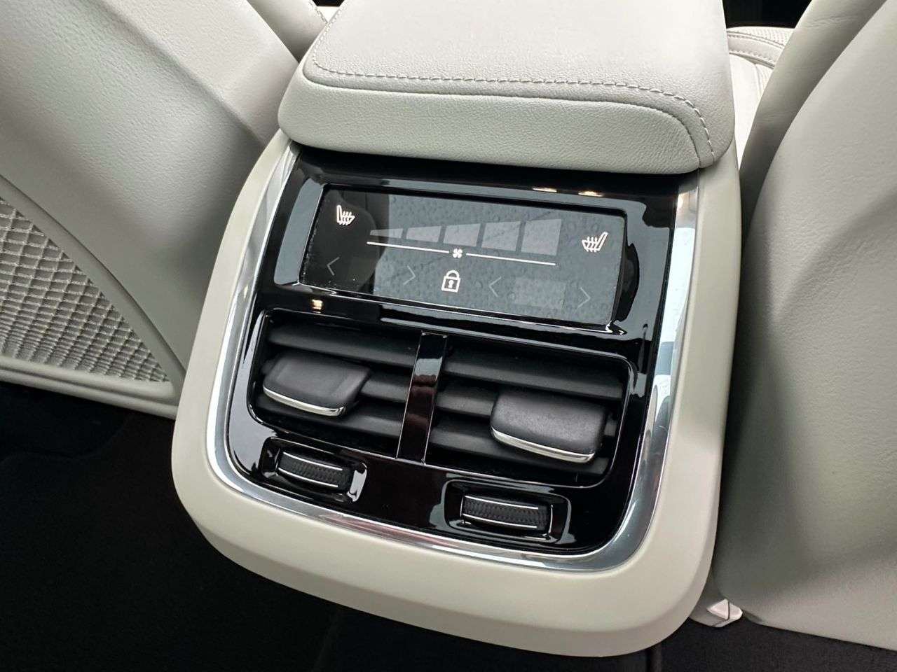 2023 VOLVO XC60 2023 VOLVO XC60