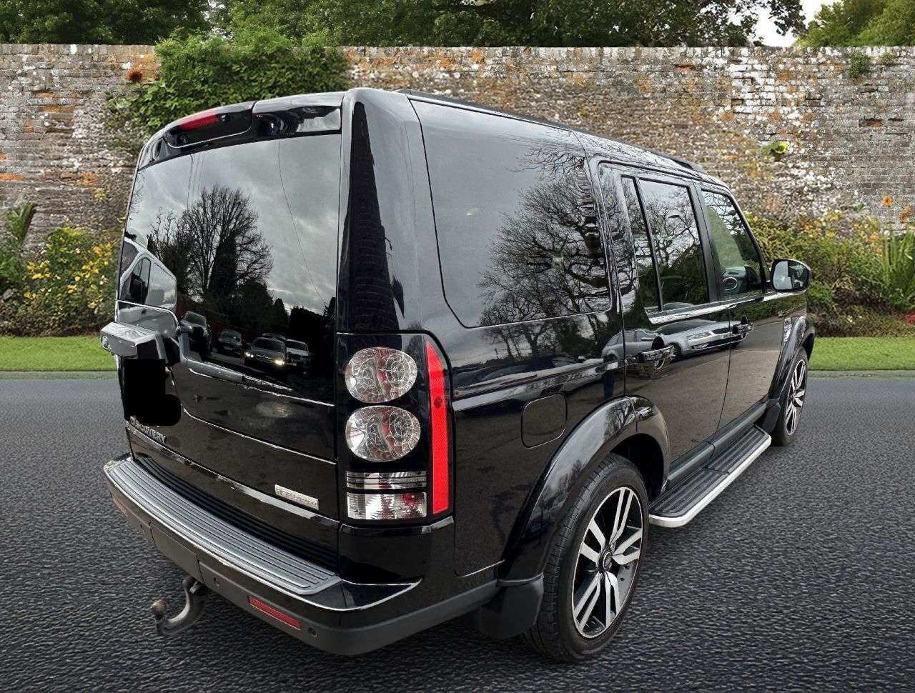 A 2014 LAND ROVER DISCOVERY 4 3.0 SD V6 HSE Luxury SUV 5dr Diesel Auto 4WD Euro 5 (s/s) (255 bhp) A 2014 LAND ROVER DISCOVERY 4 3.0 SD V6 HSE Luxury SUV 5dr Diesel Auto 4WD Euro 5 (s/s) (255 bhp)