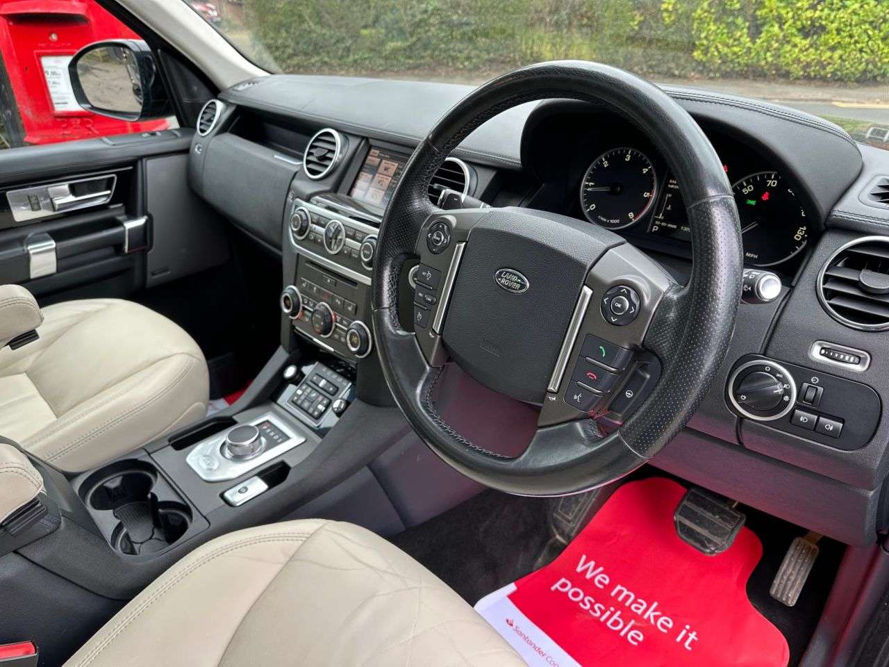 A 2014 LAND ROVER DISCOVERY 4 3.0 SD V6 HSE Luxury SUV 5dr Diesel Auto 4WD Euro 5 (s/s) (255 bhp) A 2014 LAND ROVER DISCOVERY 4 3.0 SD V6 HSE Luxury SUV 5dr Diesel Auto 4WD Euro 5 (s/s) (255 bhp)