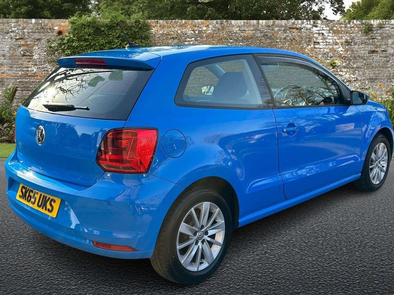 A 2015 VOLKSWAGEN POLO 1.0 BlueMotion Tech SE Hatchback 3dr Petrol Manual Euro 6 (s/s) (60 ps) A 2015 VOLKSWAGEN POLO 1.0 BlueMotion Tech SE Hatchback 3dr Petrol Manual Euro 6 (s/s) (60 ps)