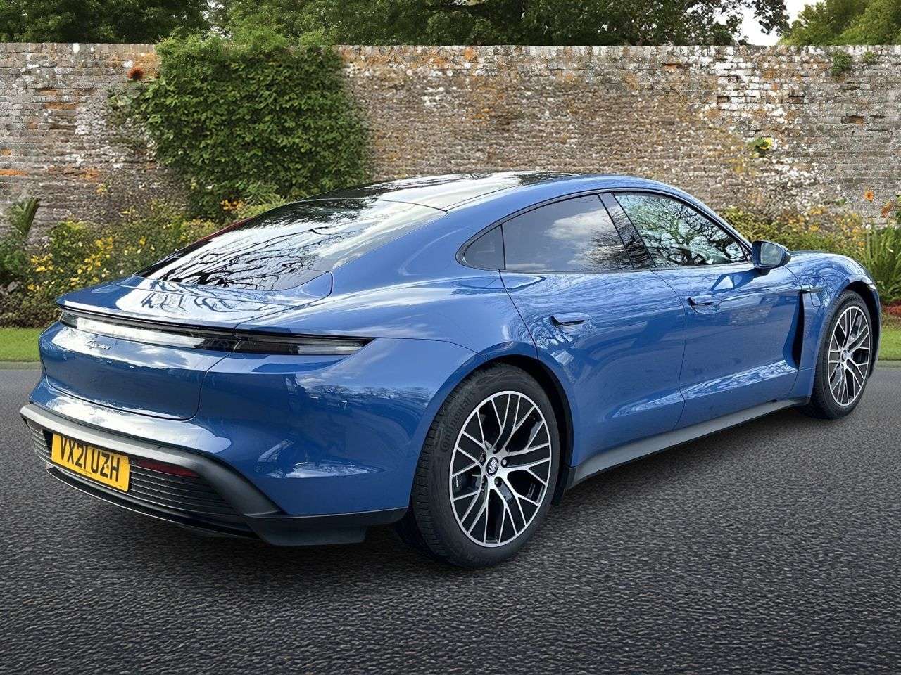 A 2021 PORSCHE TAYCAN Performance Plus 93.4kWh Saloon 4dr Electric Auto RWD (476 ps) A 2021 PORSCHE TAYCAN Performance Plus 93.4kWh Saloon 4dr Electric Auto RWD (476 ps)