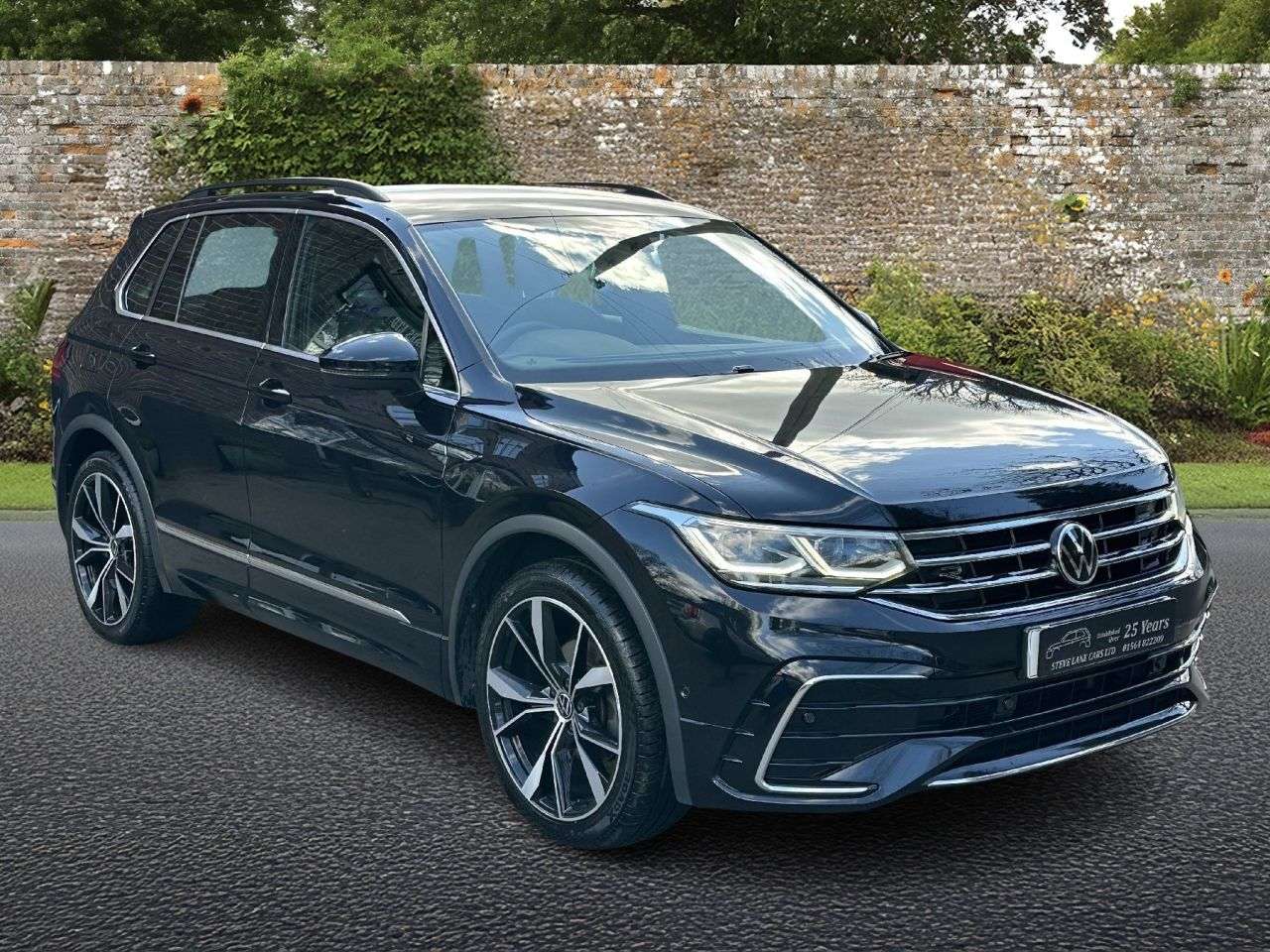 A 2021 VOLKSWAGEN TIGUAN 2.0 TDI R-Line SUV 5dr Diesel DSG Euro 6 (s/s) (150 ps) A 2021 VOLKSWAGEN TIGUAN 2.0 TDI R-Line SUV 5dr Diesel DSG Euro 6 (s/s) (150 ps)