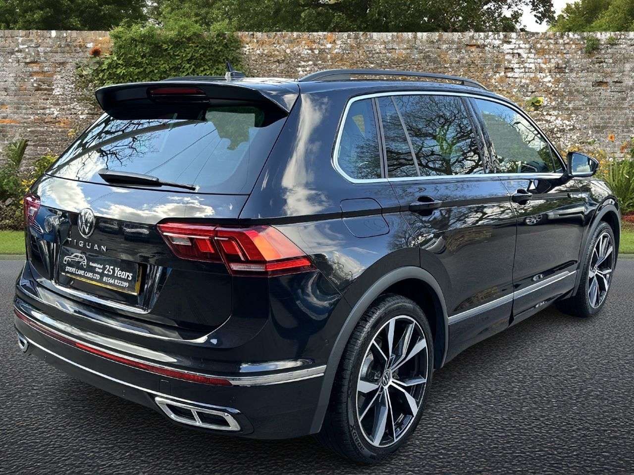 A 2021 VOLKSWAGEN TIGUAN 2.0 TDI R-Line SUV 5dr Diesel DSG Euro 6 (s/s) (150 ps) A 2021 VOLKSWAGEN TIGUAN 2.0 TDI R-Line SUV 5dr Diesel DSG Euro 6 (s/s) (150 ps)