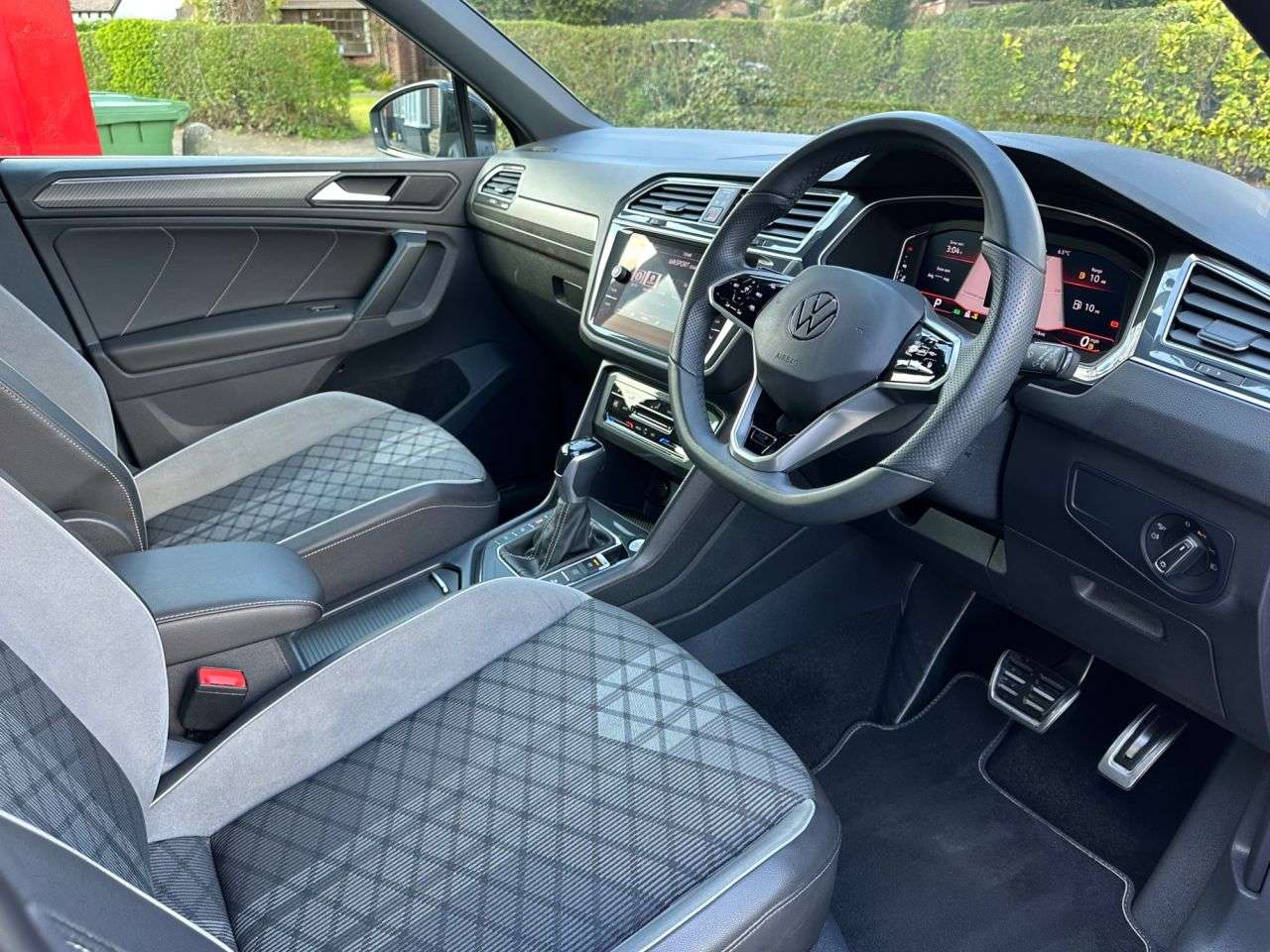 A 2021 VOLKSWAGEN TIGUAN 2.0 TDI R-Line SUV 5dr Diesel DSG Euro 6 (s/s) (150 ps) A 2021 VOLKSWAGEN TIGUAN 2.0 TDI R-Line SUV 5dr Diesel DSG Euro 6 (s/s) (150 ps)