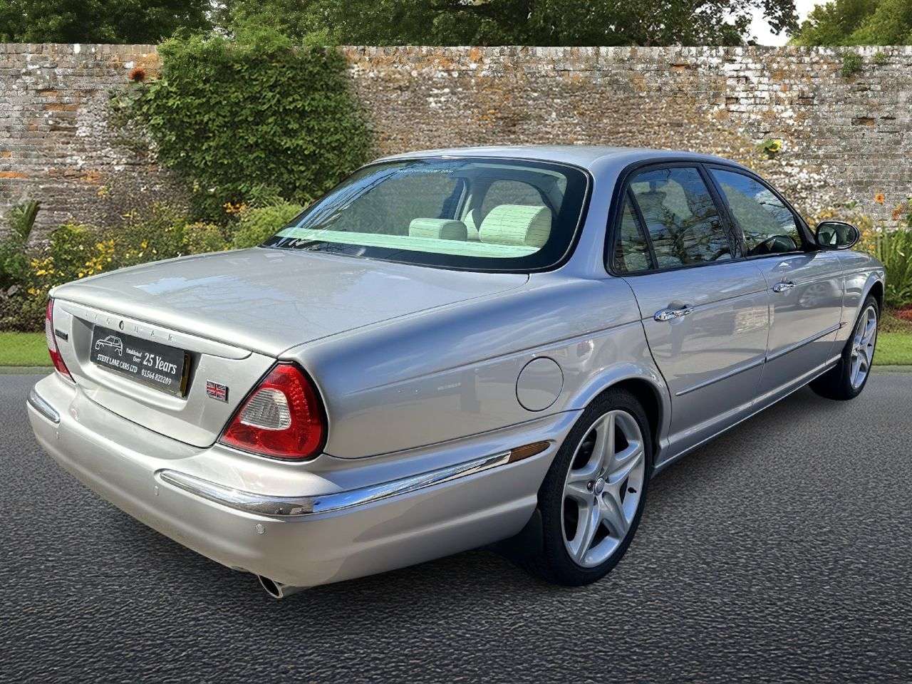 A 2004 JAGUAR XJ 3.6 XJ8 SE Sport Premium Pack Saloon 4dr Petrol Automatic (254 g/km, 262 bh A 2004 JAGUAR XJ 3.6 XJ8 SE Sport Premium Pack Saloon 4dr Petrol Automatic (254 g/km, 262 bh