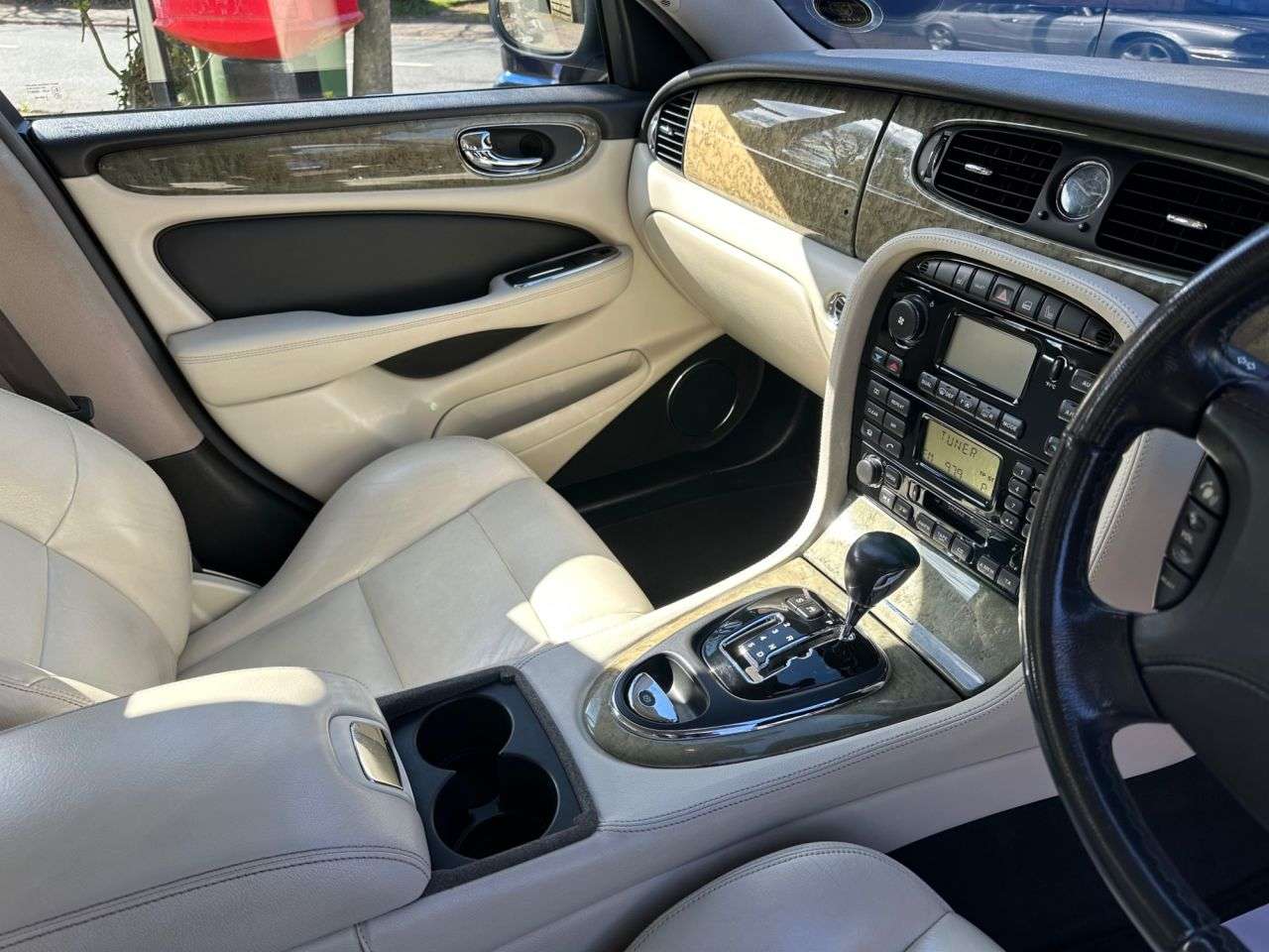 A 2004 JAGUAR XJ 3.6 XJ8 SE Sport Premium Pack Saloon 4dr Petrol Automatic (254 g/km, 262 bh A 2004 JAGUAR XJ 3.6 XJ8 SE Sport Premium Pack Saloon 4dr Petrol Automatic (254 g/km, 262 bh