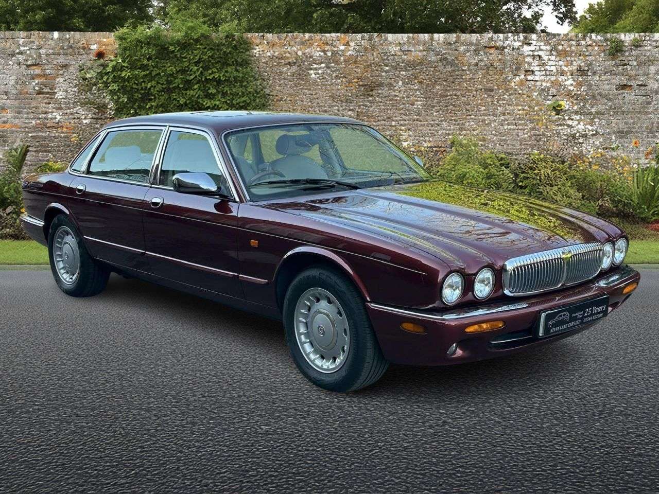 A 1997 DAIMLER SOVEREIGN 4.0 V8 LWB Saloon 4dr Petrol Automatic (285 g/km, 290 bhp) A 1997 DAIMLER SOVEREIGN 4.0 V8 LWB Saloon 4dr Petrol Automatic (285 g/km, 290 bhp)
