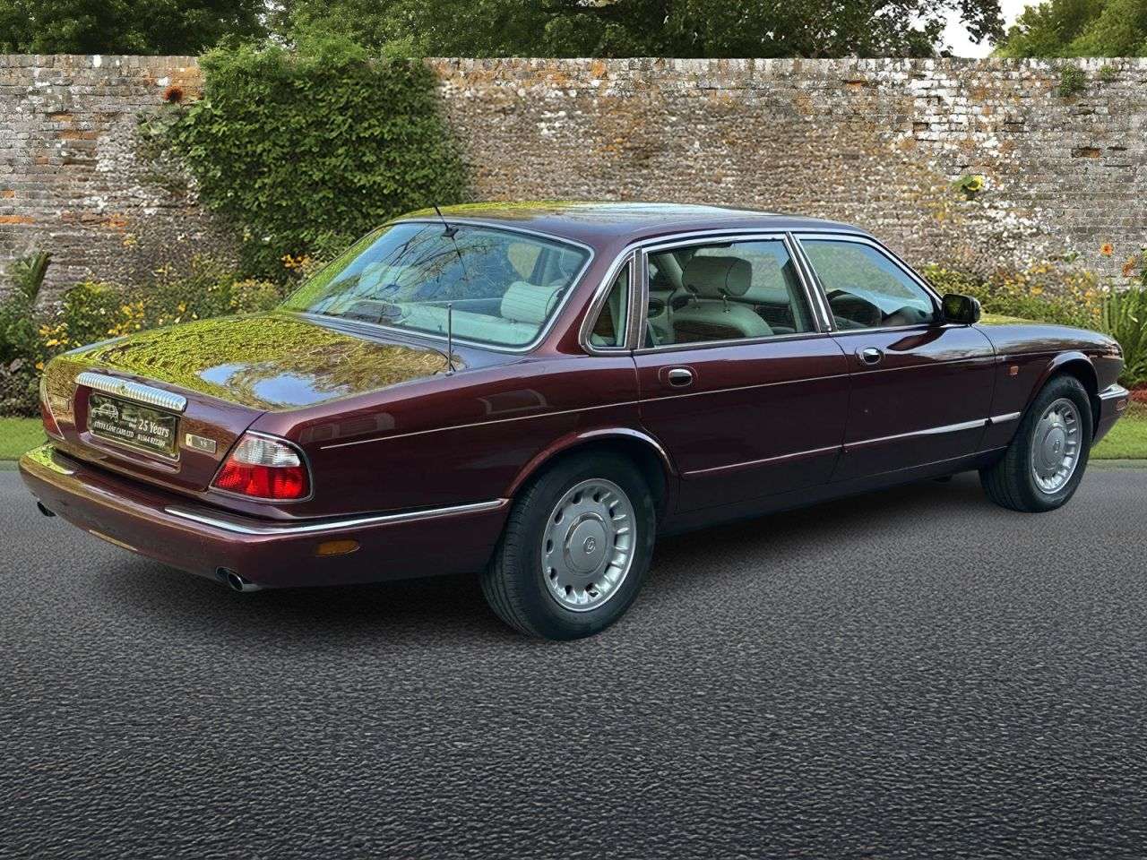 A 1997 DAIMLER SOVEREIGN 4.0 V8 LWB Saloon 4dr Petrol Automatic (285 g/km, 290 bhp) A 1997 DAIMLER SOVEREIGN 4.0 V8 LWB Saloon 4dr Petrol Automatic (285 g/km, 290 bhp)