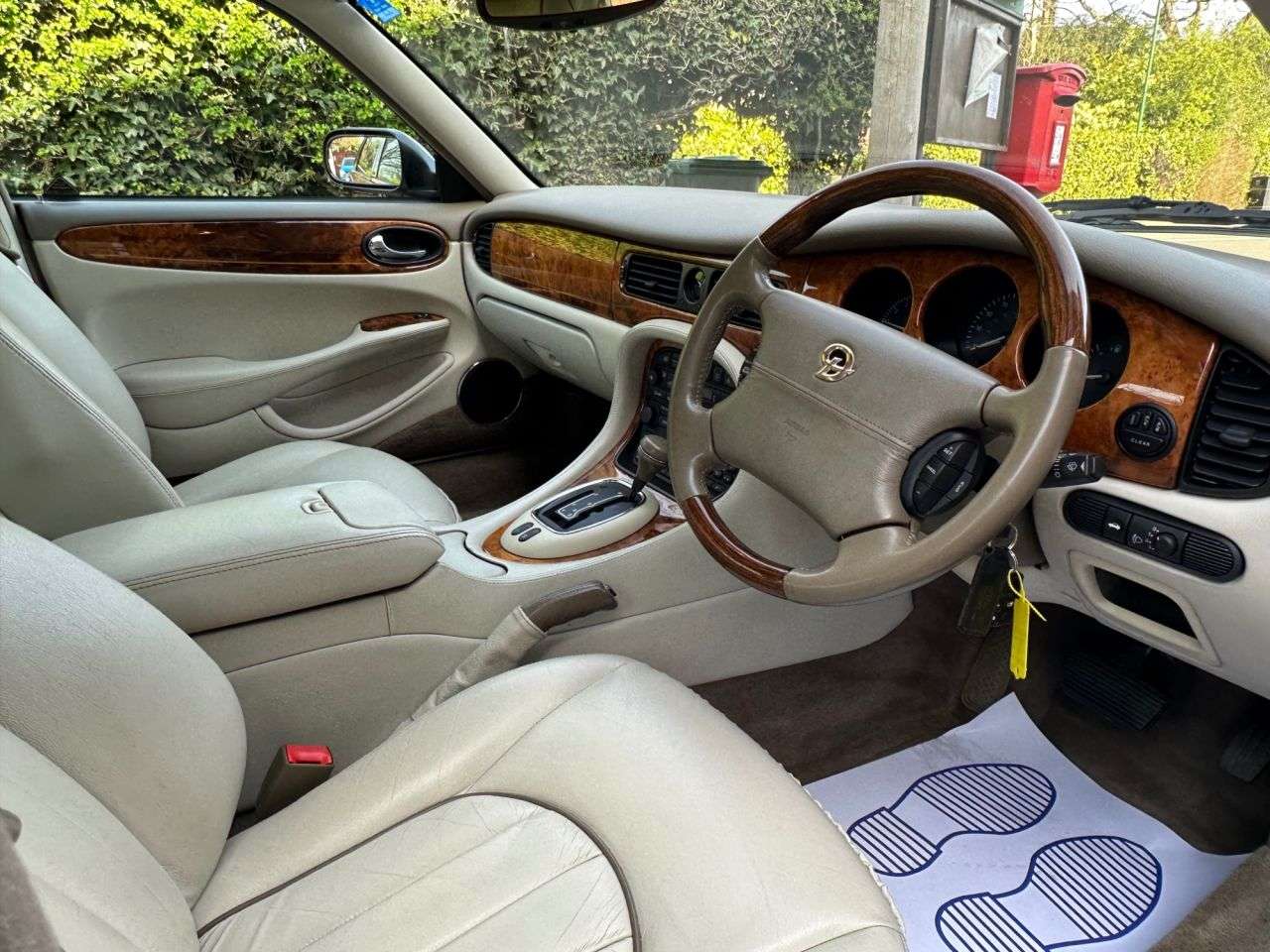 A 1997 DAIMLER SOVEREIGN 4.0 V8 LWB Saloon 4dr Petrol Automatic (285 g/km, 290 bhp) A 1997 DAIMLER SOVEREIGN 4.0 V8 LWB Saloon 4dr Petrol Automatic (285 g/km, 290 bhp)