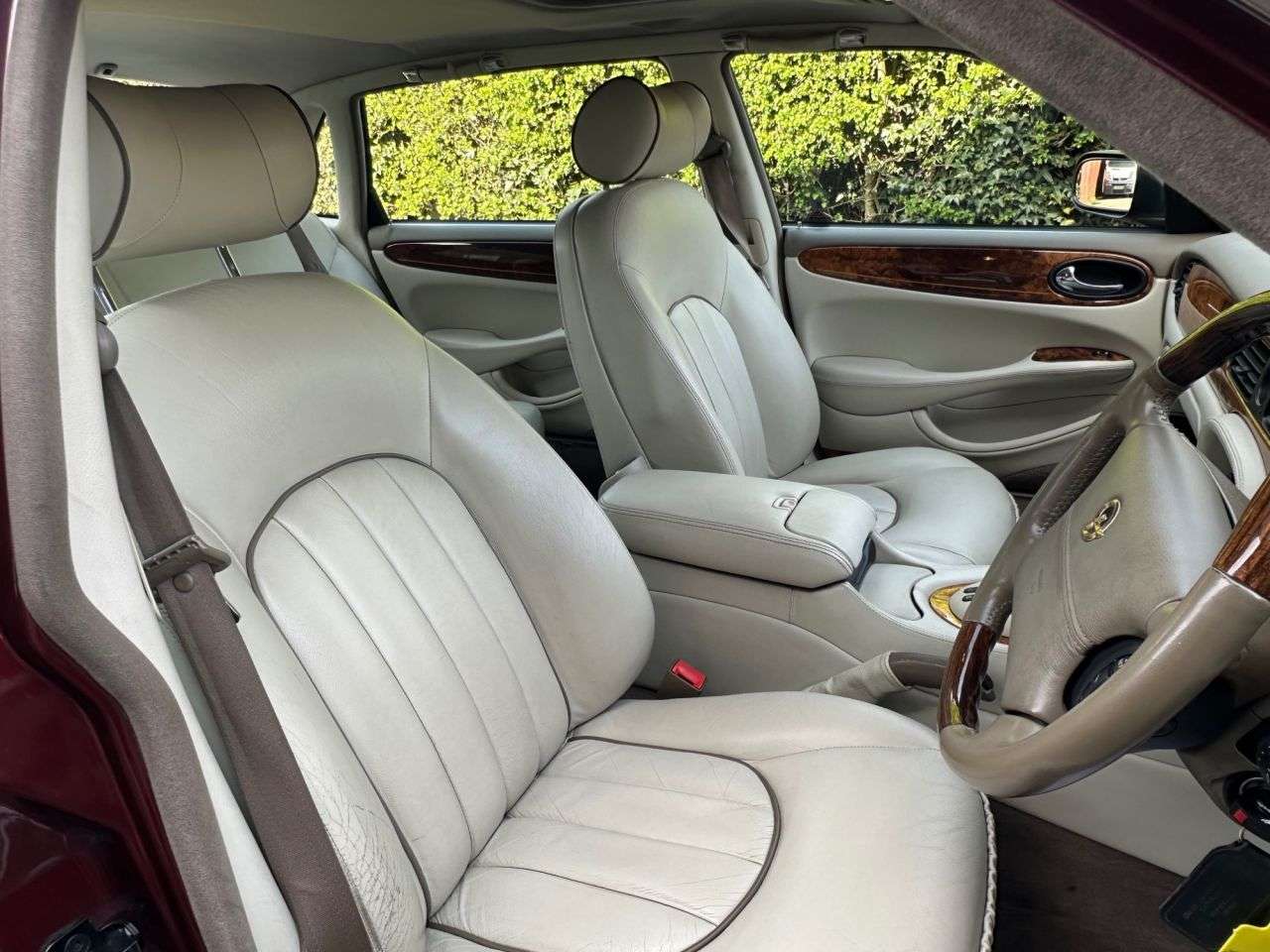 A 1997 DAIMLER SOVEREIGN 4.0 V8 LWB Saloon 4dr Petrol Automatic (285 g/km, 290 bhp) A 1997 DAIMLER SOVEREIGN 4.0 V8 LWB Saloon 4dr Petrol Automatic (285 g/km, 290 bhp)
