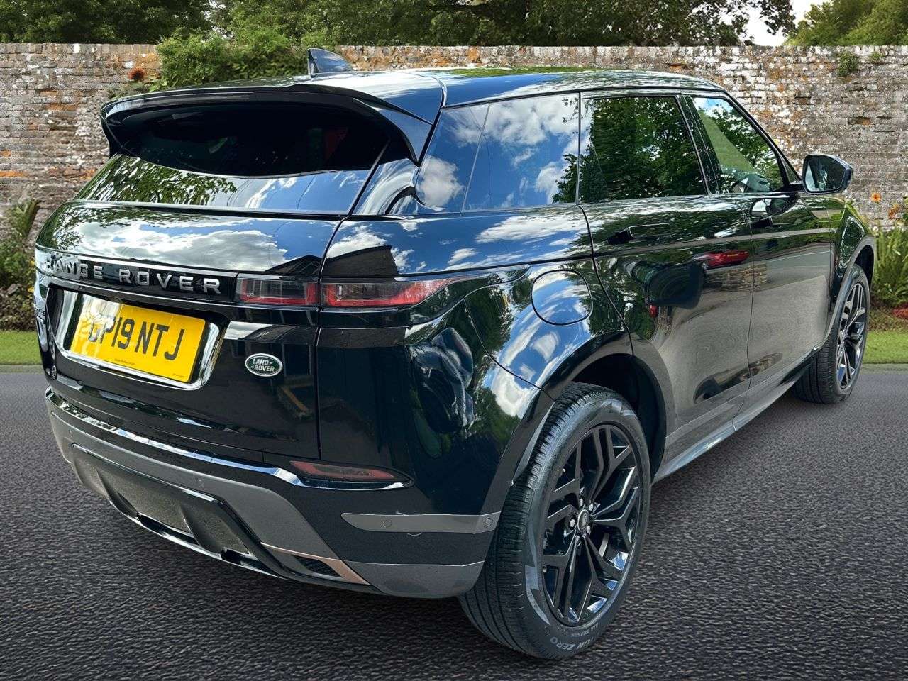 A 2019 LAND ROVER RANGE ROVER EVOQUE 2.0 D180 R-Dynamic SE SUV 5dr Diesel Auto 4WD Euro 6 (s/s) (180 ps) A 2019 LAND ROVER RANGE ROVER EVOQUE 2.0 D180 R-Dynamic SE SUV 5dr Diesel Auto 4WD Euro 6 (s/s) (180 ps)