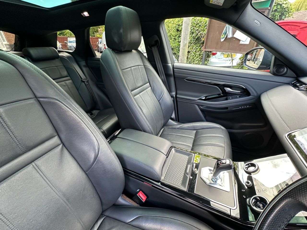 A 2019 LAND ROVER RANGE ROVER EVOQUE 2.0 D180 R-Dynamic SE SUV 5dr Diesel Auto 4WD Euro 6 (s/s) (180 ps) A 2019 LAND ROVER RANGE ROVER EVOQUE 2.0 D180 R-Dynamic SE SUV 5dr Diesel Auto 4WD Euro 6 (s/s) (180 ps)