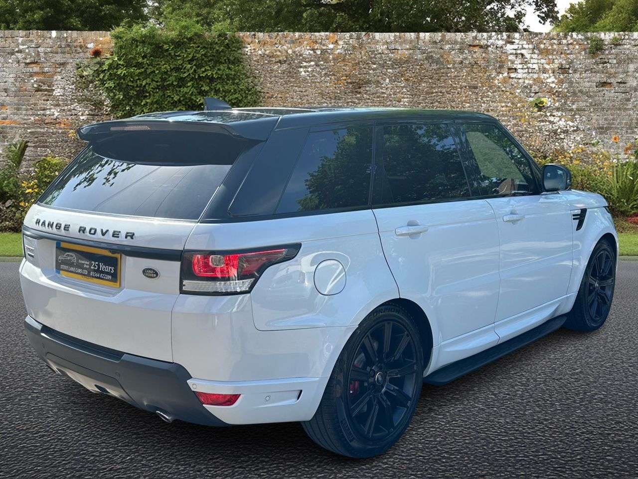 A 2017 LAND ROVER RANGE ROVER SPORT 3.0 SD V6 Autobiography Dynamic SUV 5dr Diesel Auto 4WD Euro 6 (s/s) (306 p A 2017 LAND ROVER RANGE ROVER SPORT 3.0 SD V6 Autobiography Dynamic SUV 5dr Diesel Auto 4WD Euro 6 (s/s) (306 p