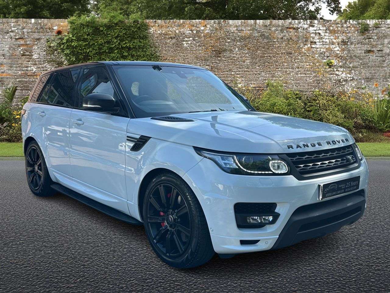 A 2017 LAND ROVER RANGE ROVER SPORT 3.0 SD V6 Autobiography Dynamic SUV 5dr Diesel Auto 4WD Euro 6 (s/s) (306 p A 2017 LAND ROVER RANGE ROVER SPORT 3.0 SD V6 Autobiography Dynamic SUV 5dr Diesel Auto 4WD Euro 6 (s/s) (306 p