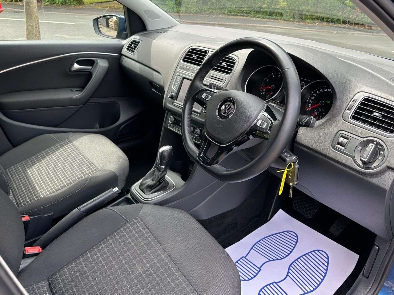 A 2015 VOLKSWAGEN POLO 1.2 TSI BlueMotion Tech SE Hatchback 5dr Petrol DSG Euro 6 (s/s) (90 ps) Ca A 2015 VOLKSWAGEN POLO 1.2 TSI BlueMotion Tech SE Hatchback 5dr Petrol DSG Euro 6 (s/s) (90 ps) Ca