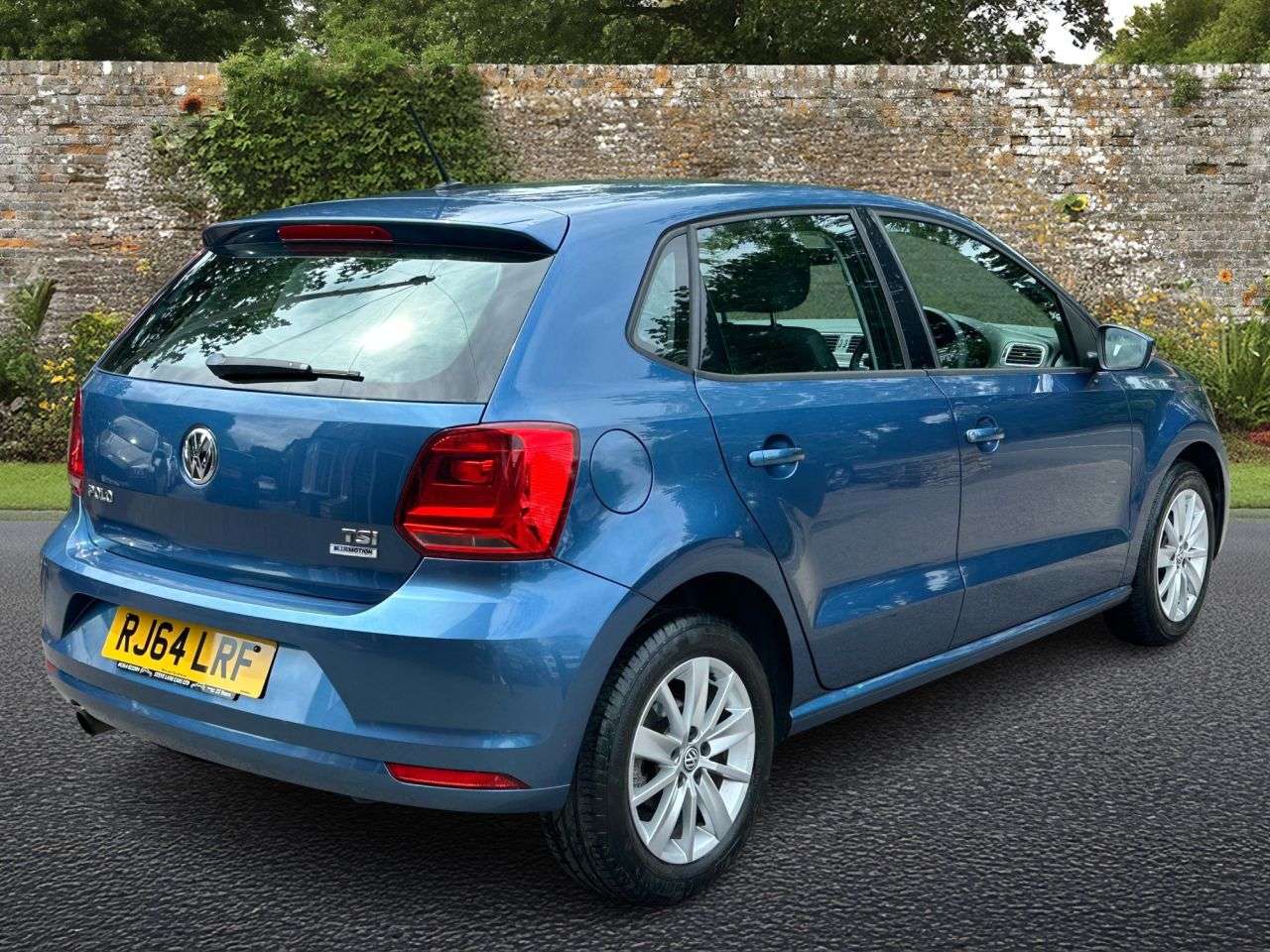 A 2015 VOLKSWAGEN POLO 1.2 TSI BlueMotion Tech SE Hatchback 5dr Petrol DSG Euro 6 (s/s) (90 ps) Ca A 2015 VOLKSWAGEN POLO 1.2 TSI BlueMotion Tech SE Hatchback 5dr Petrol DSG Euro 6 (s/s) (90 ps) Ca