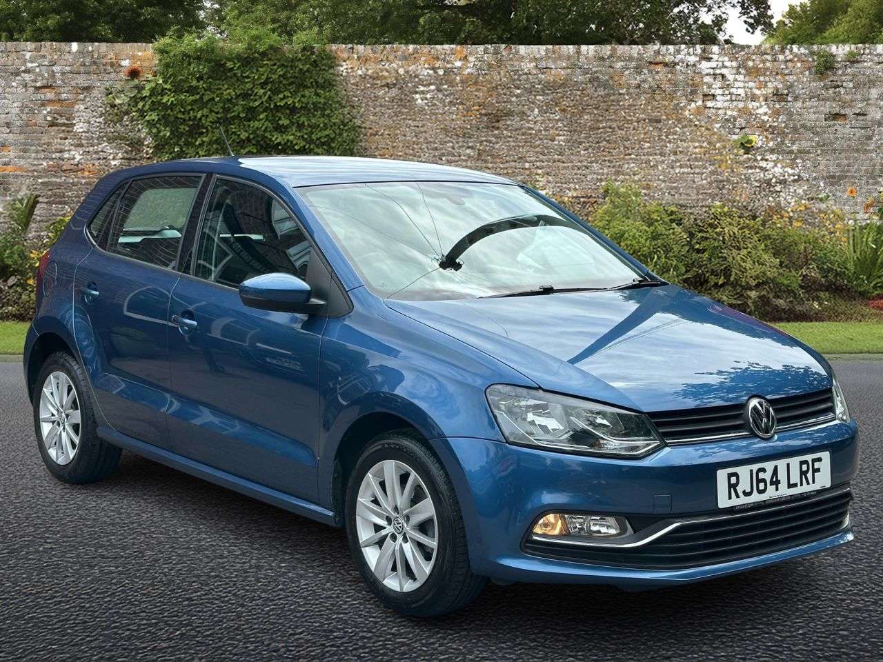 A 2015 VOLKSWAGEN POLO 1.2 TSI BlueMotion Tech SE Hatchback 5dr Petrol DSG Euro 6 (s/s) (90 ps) Ca A 2015 VOLKSWAGEN POLO 1.2 TSI BlueMotion Tech SE Hatchback 5dr Petrol DSG Euro 6 (s/s) (90 ps) Ca