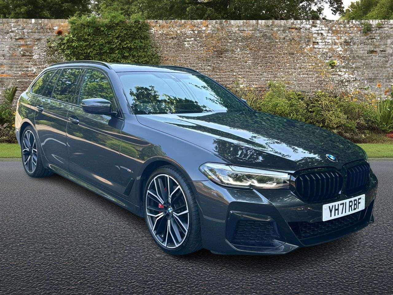 A 2021 BMW 5 SERIES 2.0 520d MHT M Sport Touring 5dr Diesel Hybrid Steptronic Euro 6 (s/s) (190 A 2021 BMW 5 SERIES 2.0 520d MHT M Sport Touring 5dr Diesel Hybrid Steptronic Euro 6 (s/s) (190