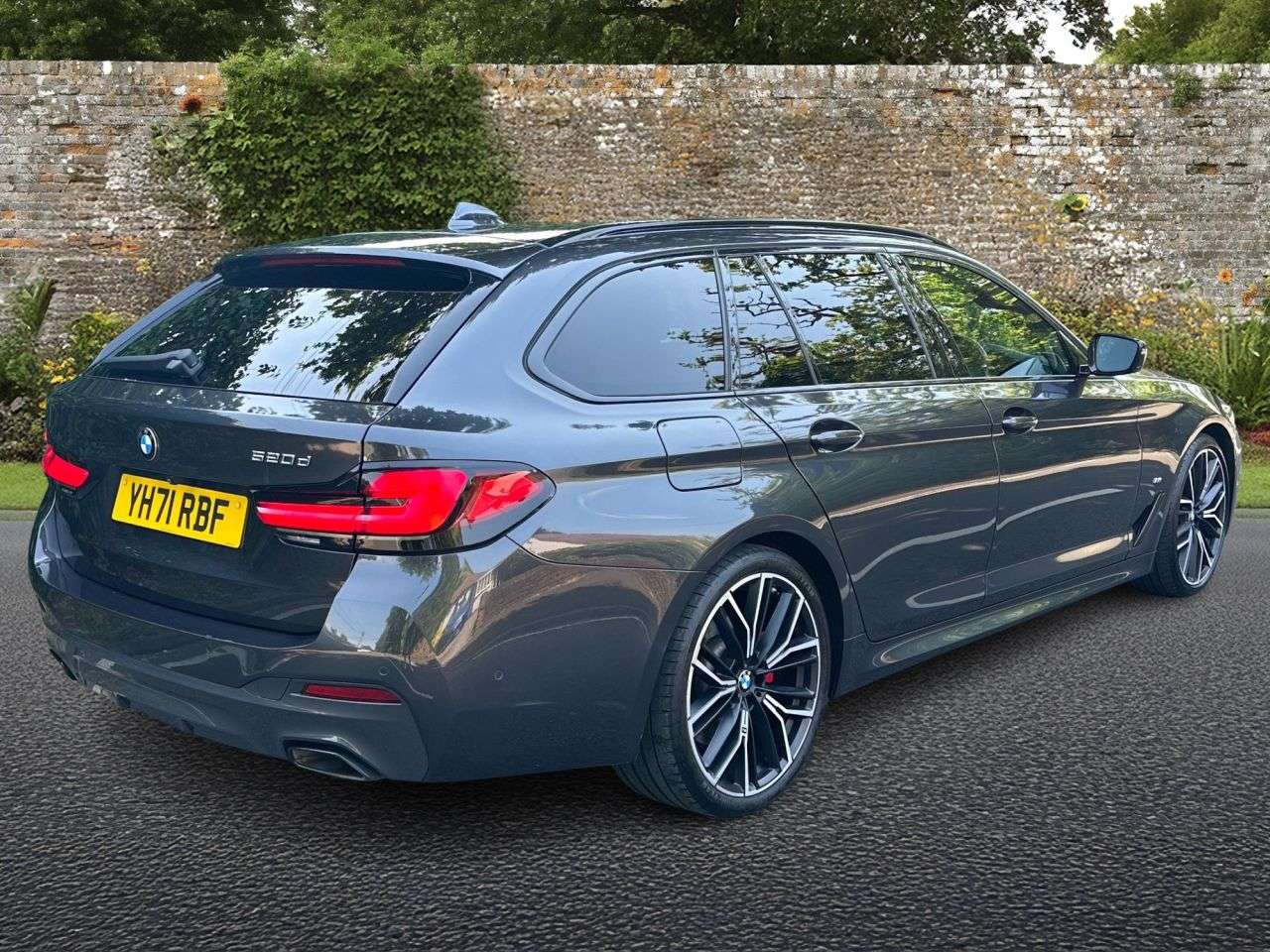 A 2021 BMW 5 SERIES 2.0 520d MHT M Sport Touring 5dr Diesel Hybrid Steptronic Euro 6 (s/s) (190 A 2021 BMW 5 SERIES 2.0 520d MHT M Sport Touring 5dr Diesel Hybrid Steptronic Euro 6 (s/s) (190