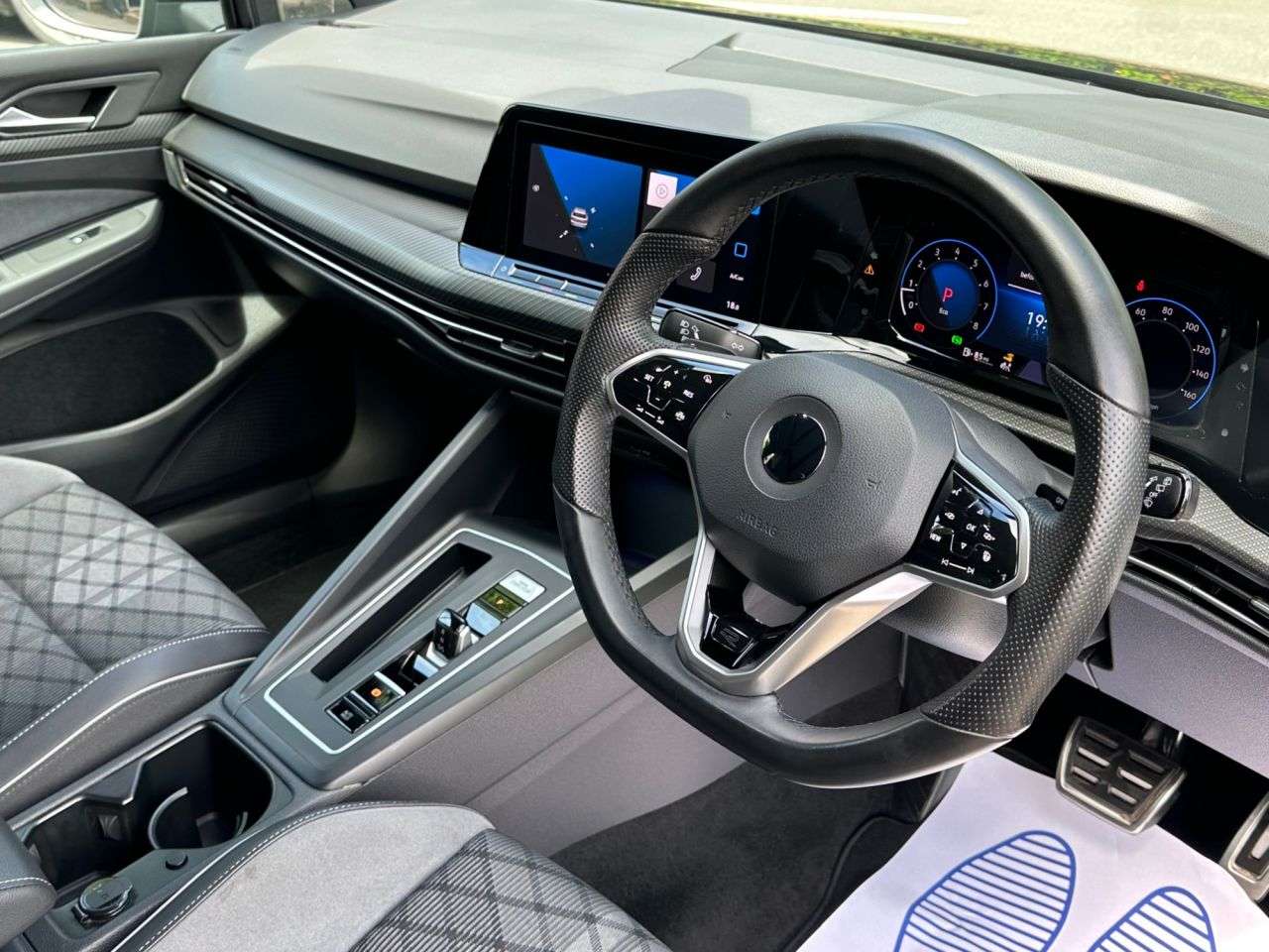 A 2022 VOLKSWAGEN GOLF 1.5 eTSI MHEV R-Line Hatchback 5dr Petrol Hybrid DSG Euro 6 (s/s) (130 ps) A 2022 VOLKSWAGEN GOLF 1.5 eTSI MHEV R-Line Hatchback 5dr Petrol Hybrid DSG Euro 6 (s/s) (130 ps)