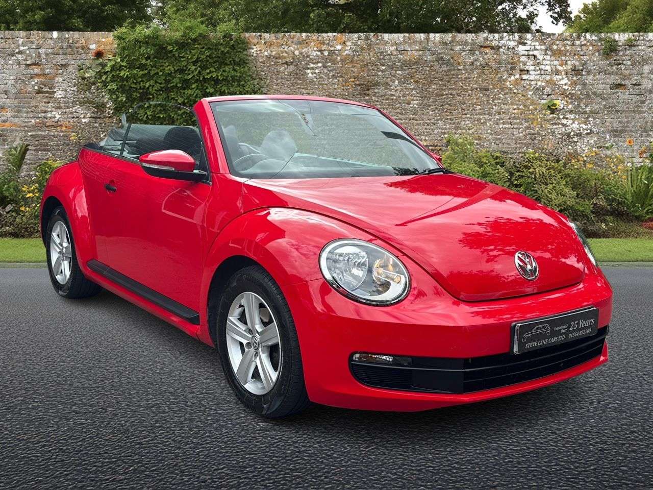 A 2013 VOLKSWAGEN BEETLE 1.6 TDI BlueMotion Tech Cabriolet 2dr Diesel Manual Euro 5 (s/s) (105 ps) A 2013 VOLKSWAGEN BEETLE 1.6 TDI BlueMotion Tech Cabriolet 2dr Diesel Manual Euro 5 (s/s) (105 ps)