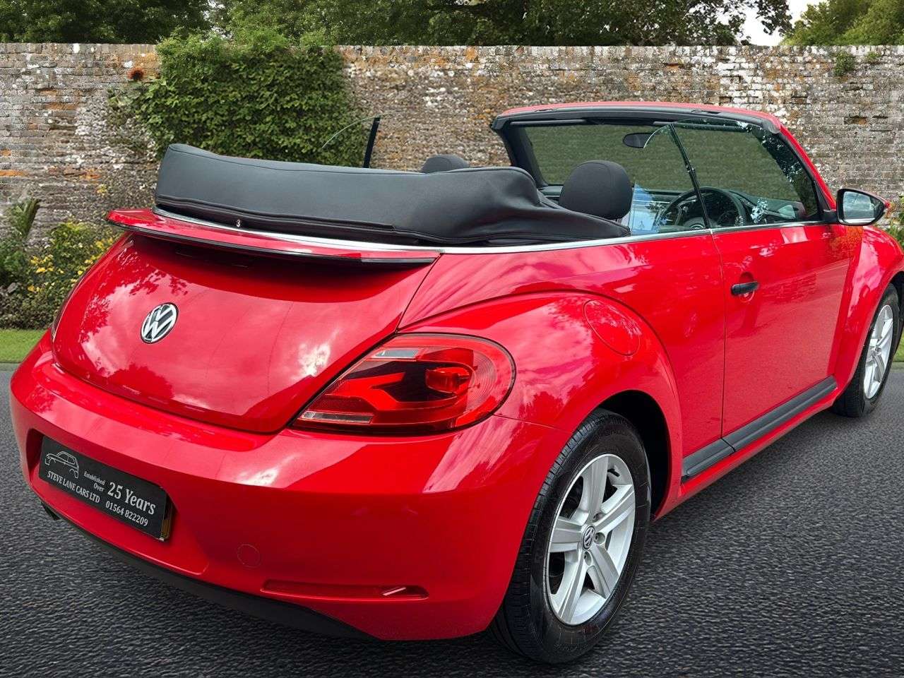 A 2013 VOLKSWAGEN BEETLE 1.6 TDI BlueMotion Tech Cabriolet 2dr Diesel Manual Euro 5 (s/s) (105 ps) A 2013 VOLKSWAGEN BEETLE 1.6 TDI BlueMotion Tech Cabriolet 2dr Diesel Manual Euro 5 (s/s) (105 ps)