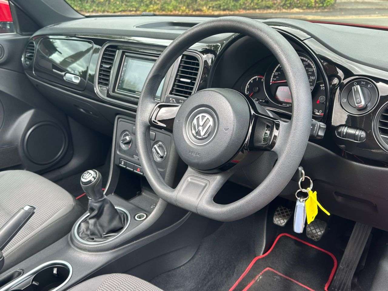 A 2013 VOLKSWAGEN BEETLE 1.6 TDI BlueMotion Tech Cabriolet 2dr Diesel Manual Euro 5 (s/s) (105 ps) A 2013 VOLKSWAGEN BEETLE 1.6 TDI BlueMotion Tech Cabriolet 2dr Diesel Manual Euro 5 (s/s) (105 ps)