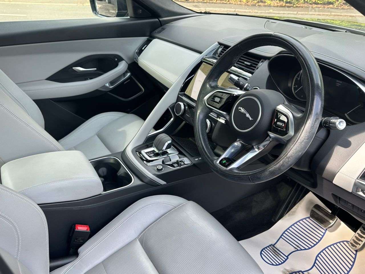 A 2021 JAGUAR E-PACE 2.0 D204 MHEV R-Dynamic SE SUV 5dr Diesel Auto AWD Euro 6 (s/s) (204 ps) R A 2021 JAGUAR E-PACE 2.0 D204 MHEV R-Dynamic SE SUV 5dr Diesel Auto AWD Euro 6 (s/s) (204 ps) R