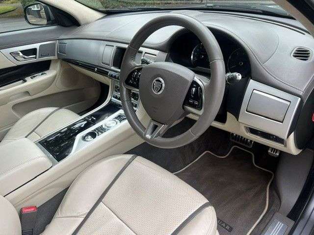 A 2013 JAGUAR XF 3.0d S V6 Portfolio Sportbrake 5dr Diesel Auto Euro 5 (s/s) (275 ps) A 2013 JAGUAR XF 3.0d S V6 Portfolio Sportbrake 5dr Diesel Auto Euro 5 (s/s) (275 ps)