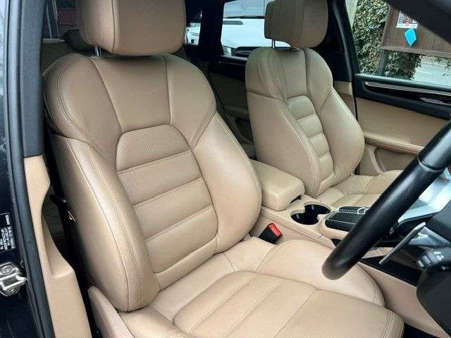 A 2020 PORSCHE MACAN 3.0T V6 S SUV 5dr Petrol PDK 4WD Euro 6 (s/s) (354 ps) A 2020 PORSCHE MACAN 3.0T V6 S SUV 5dr Petrol PDK 4WD Euro 6 (s/s) (354 ps)