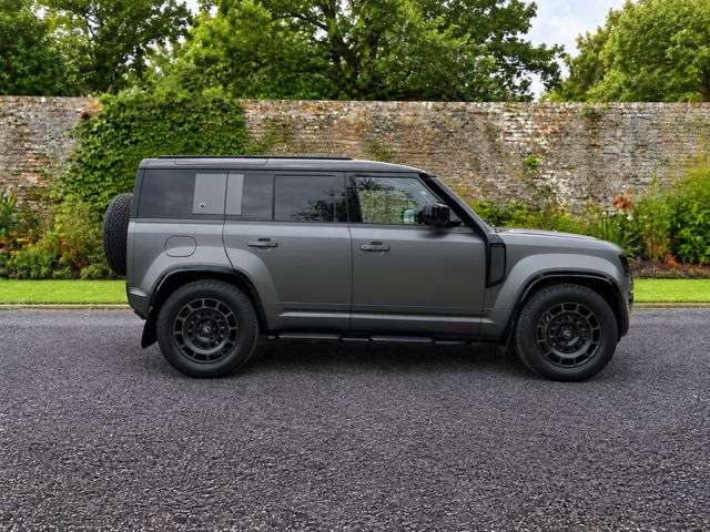 A 2025 LAND ROVER DEFENDER 110 4.4P V8 MHEV OCTA Edition One SUV 5dr Petrol Auto 4WD Euro 6 (s/s) (635 ps) A 2025 LAND ROVER DEFENDER 110 4.4P V8 MHEV OCTA Edition One SUV 5dr Petrol Auto 4WD Euro 6 (s/s) (635 ps)