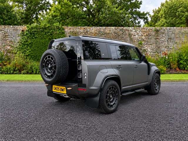 A 2025 LAND ROVER DEFENDER 110 4.4P V8 MHEV OCTA Edition One SUV 5dr Petrol Auto 4WD Euro 6 (s/s) (635 ps) A 2025 LAND ROVER DEFENDER 110 4.4P V8 MHEV OCTA Edition One SUV 5dr Petrol Auto 4WD Euro 6 (s/s) (635 ps)