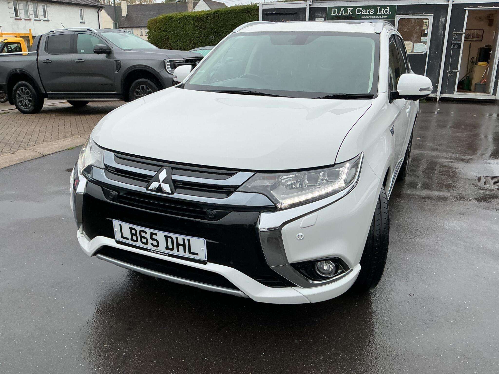 A 2015 MITSUBISHI OUTLANDER 2.0h 12kWh GX4hs CVT 4WD Euro 6 (s/s) 5dr A 2015 MITSUBISHI OUTLANDER 2.0h 12kWh GX4hs CVT 4WD Euro 6 (s/s) 5dr