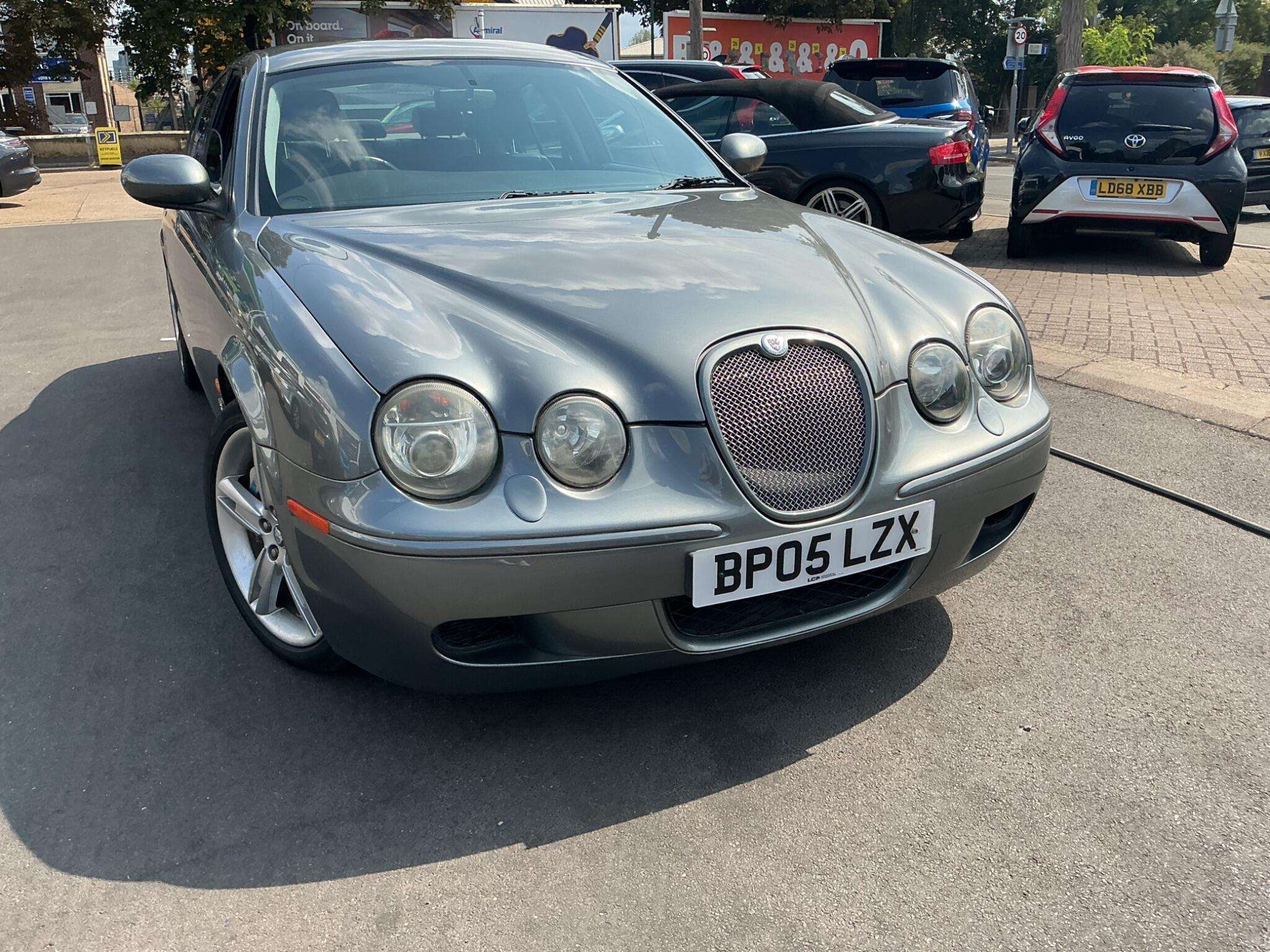 A 2005 JAGUAR S-TYPE 4.2 V8 R 4dr A 2005 JAGUAR S-TYPE 4.2 V8 R 4dr