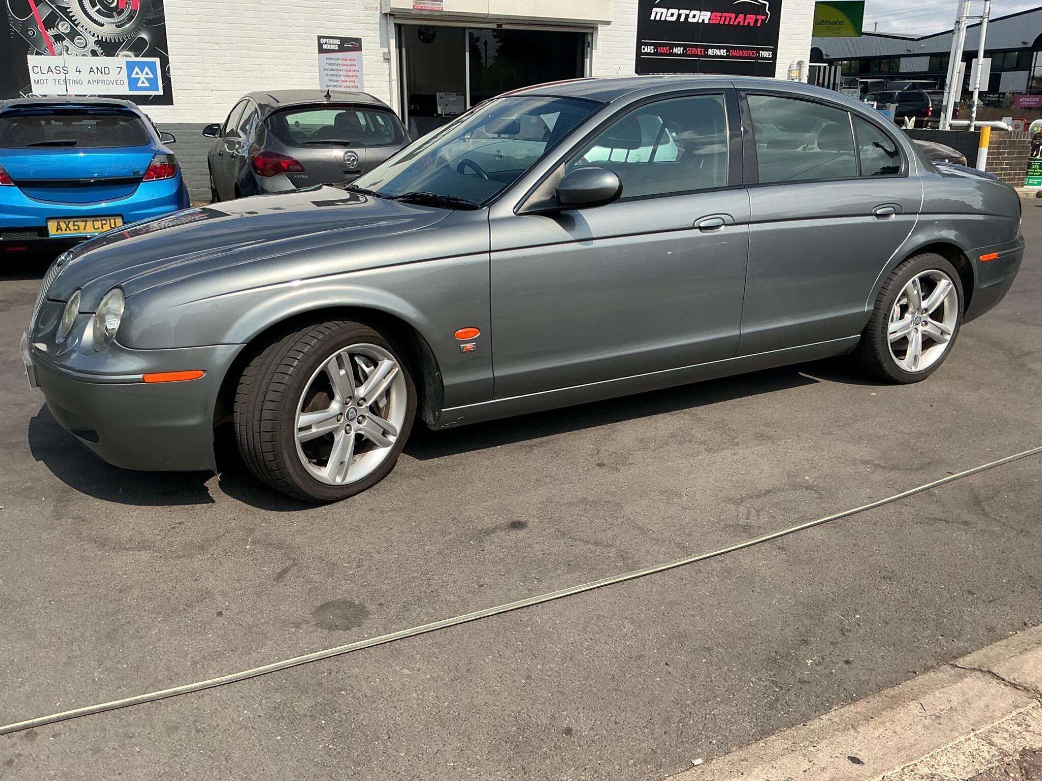 A 2005 JAGUAR S-TYPE 4.2 V8 R 4dr A 2005 JAGUAR S-TYPE 4.2 V8 R 4dr