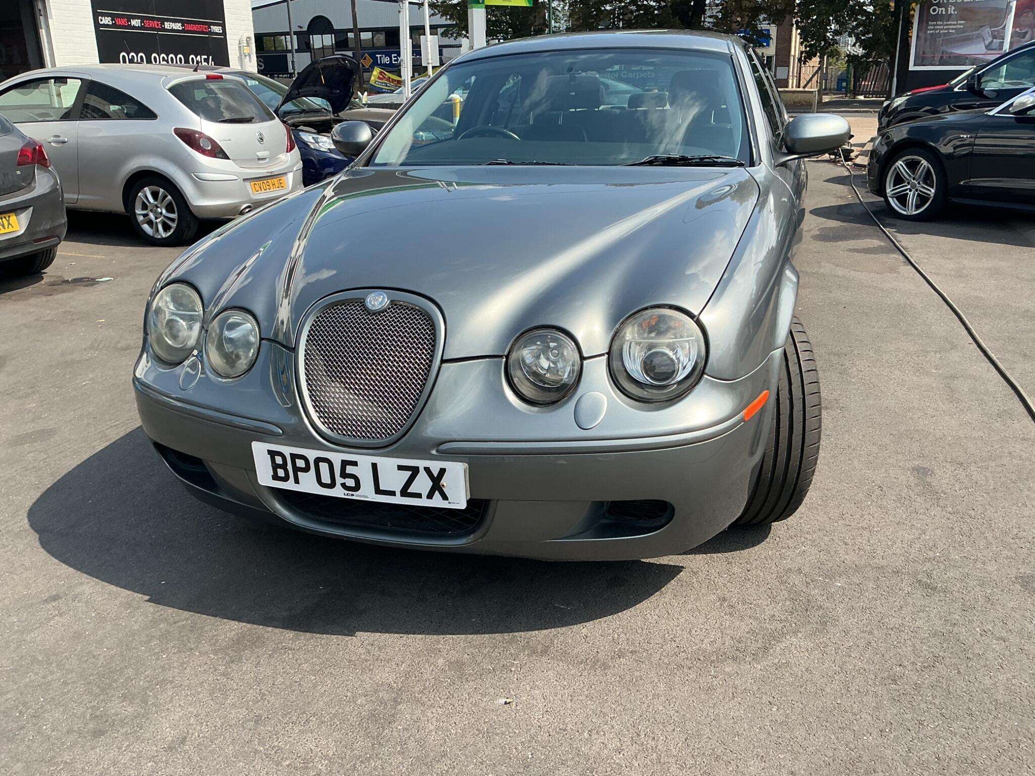 A 2005 JAGUAR S-TYPE 4.2 V8 R 4dr A 2005 JAGUAR S-TYPE 4.2 V8 R 4dr