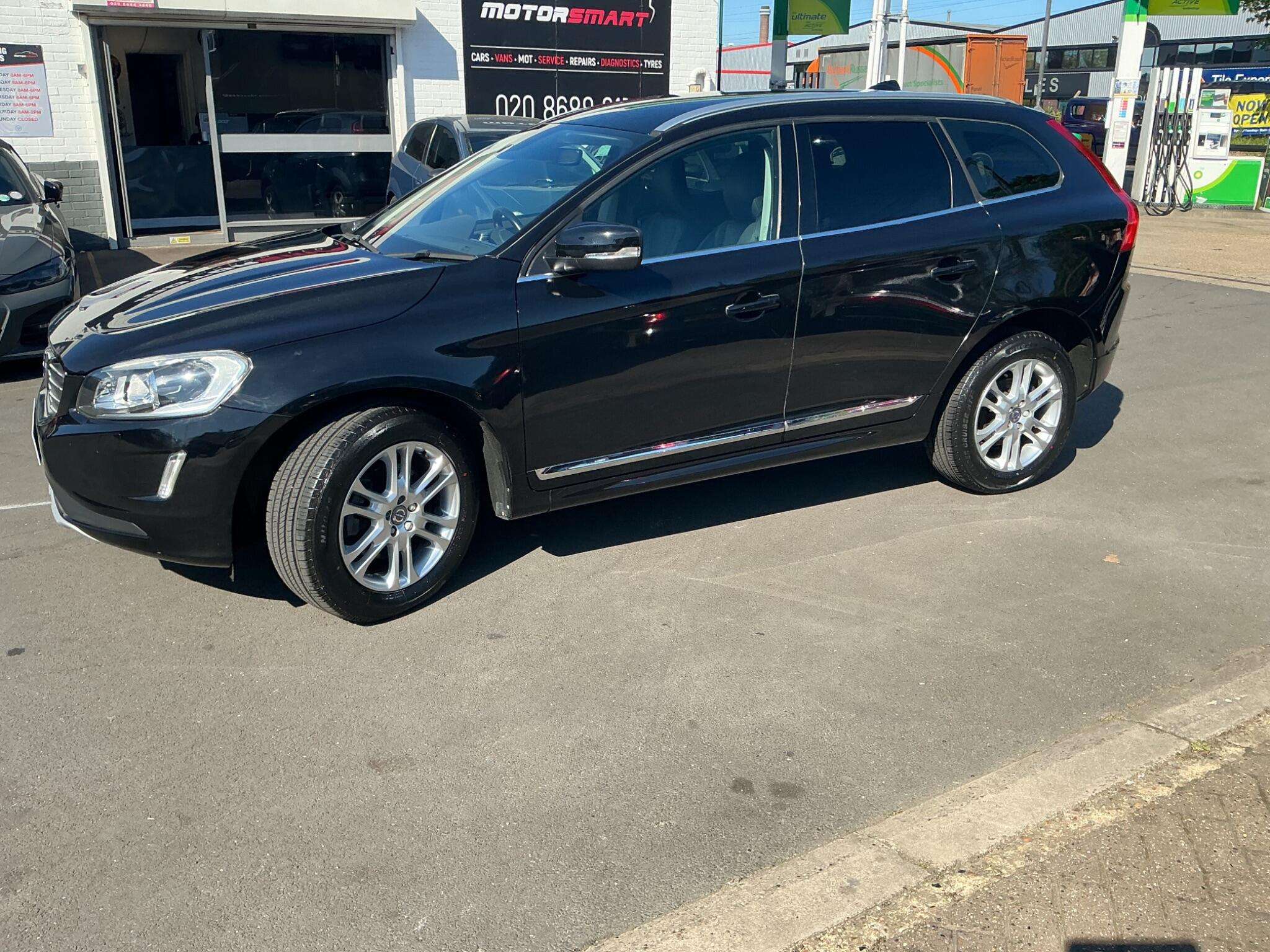 A 2015 VOLVO XC60 2.4 D5 SE Lux Nav AWD Euro 6 (s/s) 5dr A 2015 VOLVO XC60 2.4 D5 SE Lux Nav AWD Euro 6 (s/s) 5dr