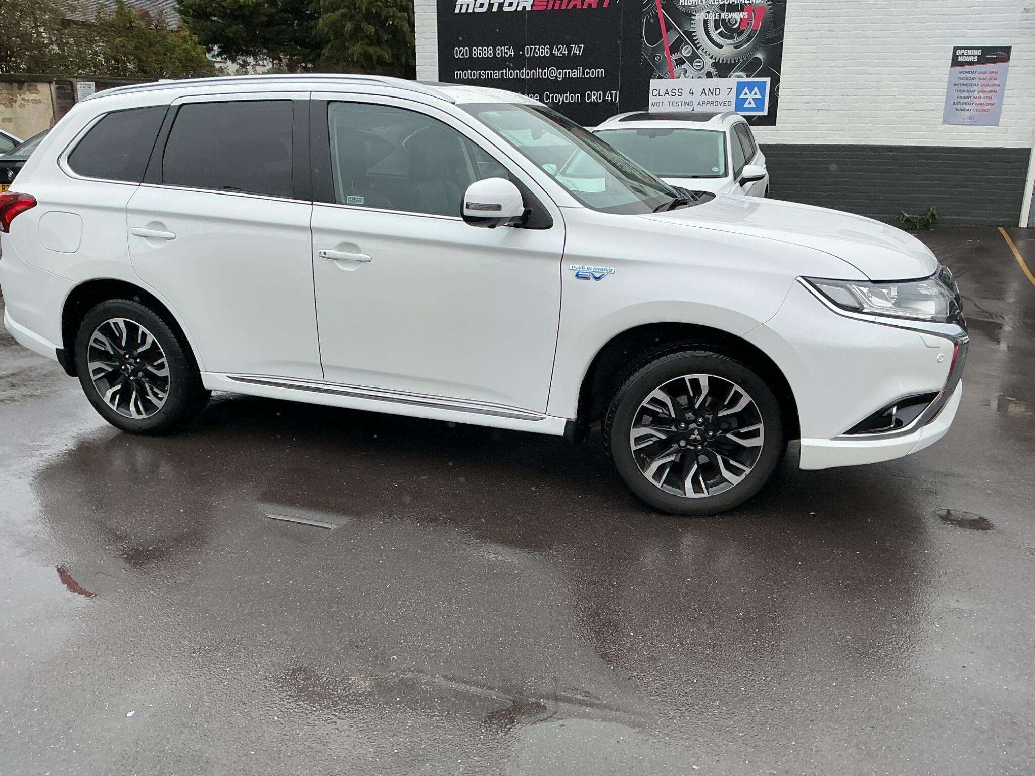 A 2015 MITSUBISHI OUTLANDER 2.0h 12kWh GX4hs CVT 4WD Euro 6 (s/s) 5dr A 2015 MITSUBISHI OUTLANDER 2.0h 12kWh GX4hs CVT 4WD Euro 6 (s/s) 5dr