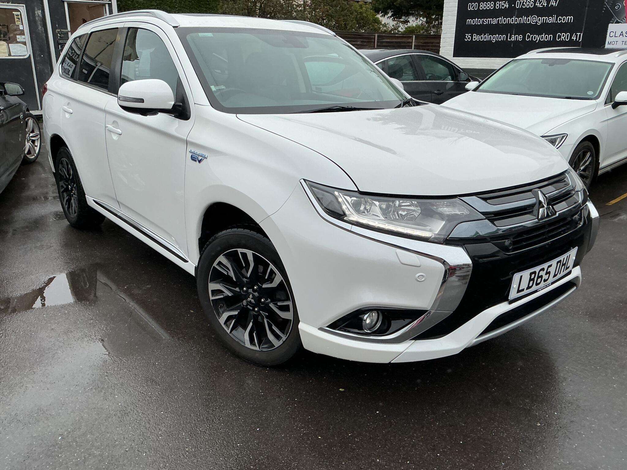 A 2015 MITSUBISHI OUTLANDER 2.0h 12kWh GX4hs CVT 4WD Euro 6 (s/s) 5dr A 2015 MITSUBISHI OUTLANDER 2.0h 12kWh GX4hs CVT 4WD Euro 6 (s/s) 5dr