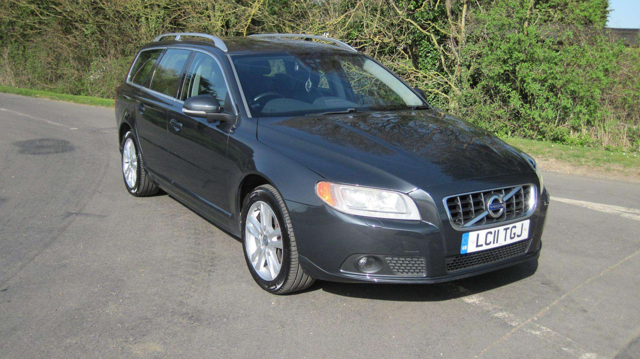A 2011 VOLVO V70 2.4 D5 SE Lux Geartronic Euro 5 5dr A 2011 VOLVO V70 2.4 D5 SE Lux Geartronic Euro 5 5dr