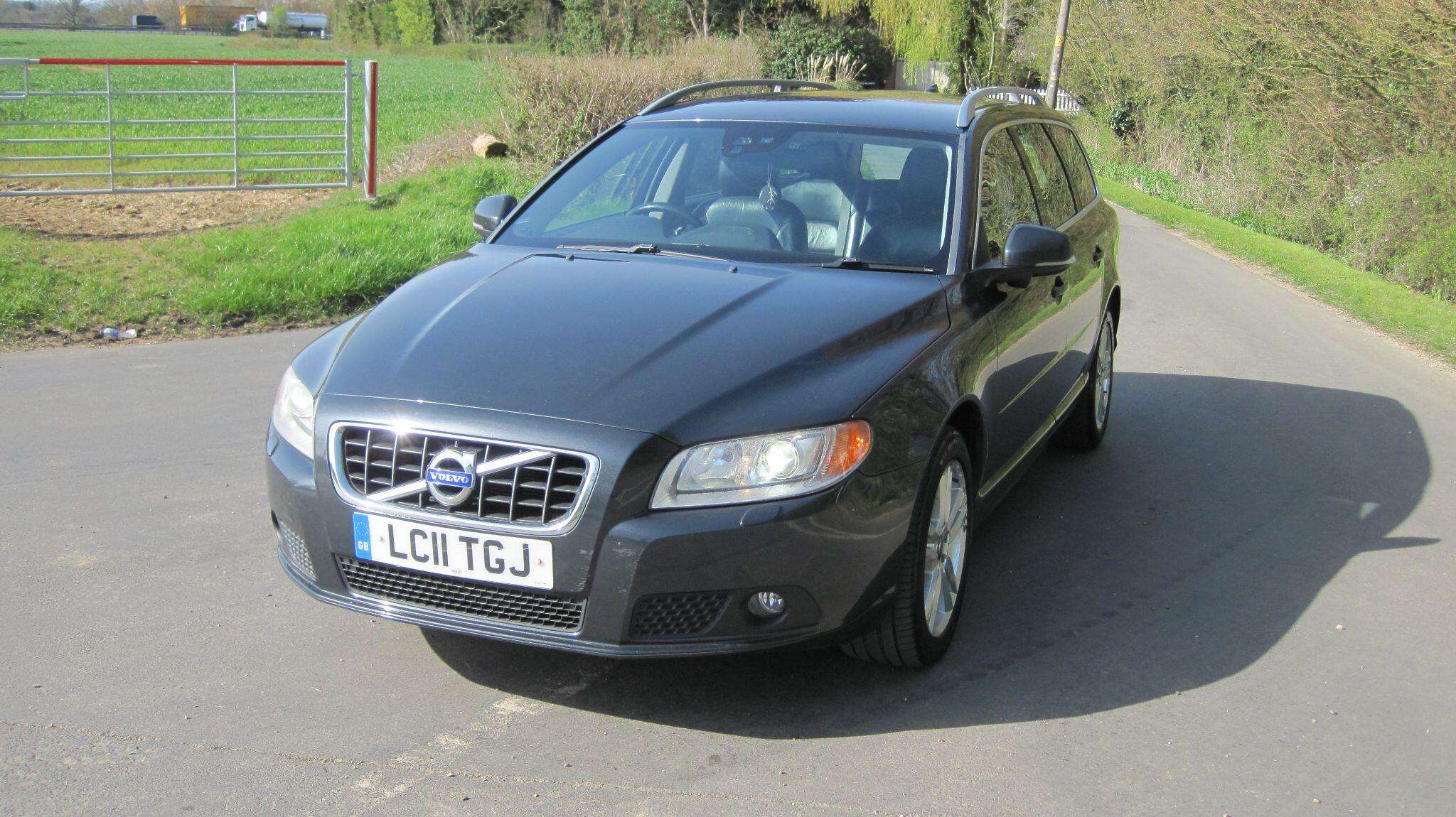 A 2011 VOLVO V70 2.4 D5 SE Lux Geartronic Euro 5 5dr A 2011 VOLVO V70 2.4 D5 SE Lux Geartronic Euro 5 5dr